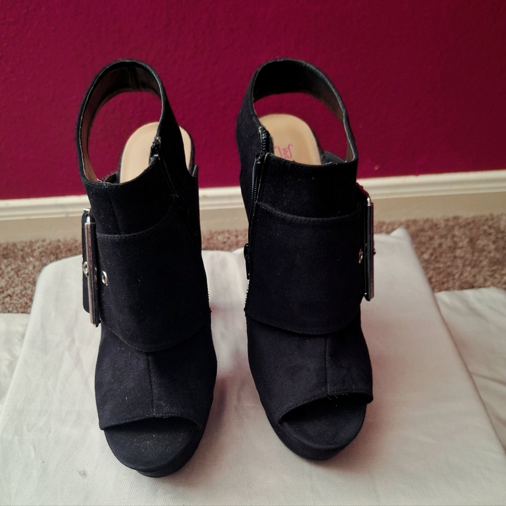 Shoes - Picture 4 of 4